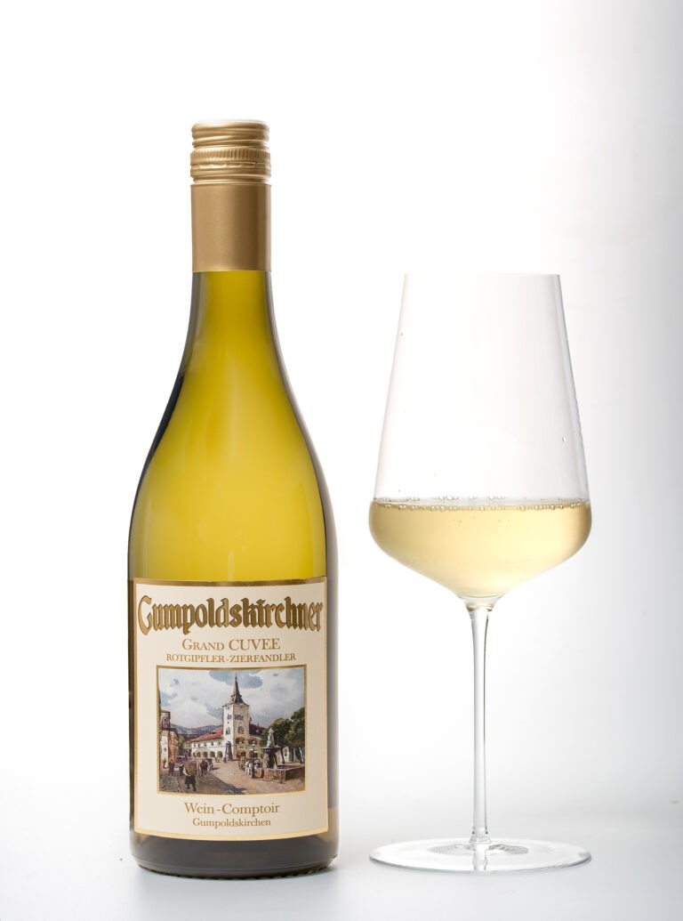Gumpoldskirchner Wein und Ortswein dargestellt durch den Gumpoldskirchner mit Weinflasche und Weinglas